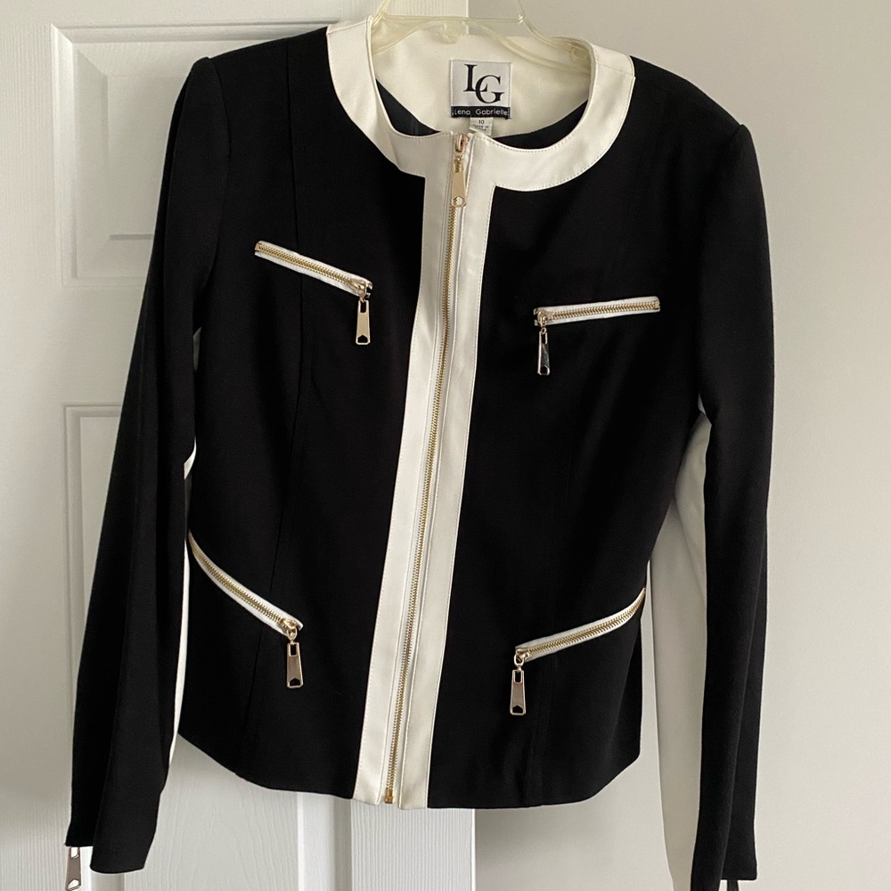 LG Black and White Women's Blazer
NEW SIZE 10